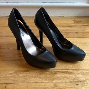Black Leather pumps